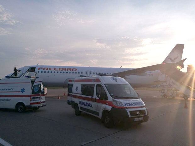 Авион ванредно слетео у Београд, путници позлило